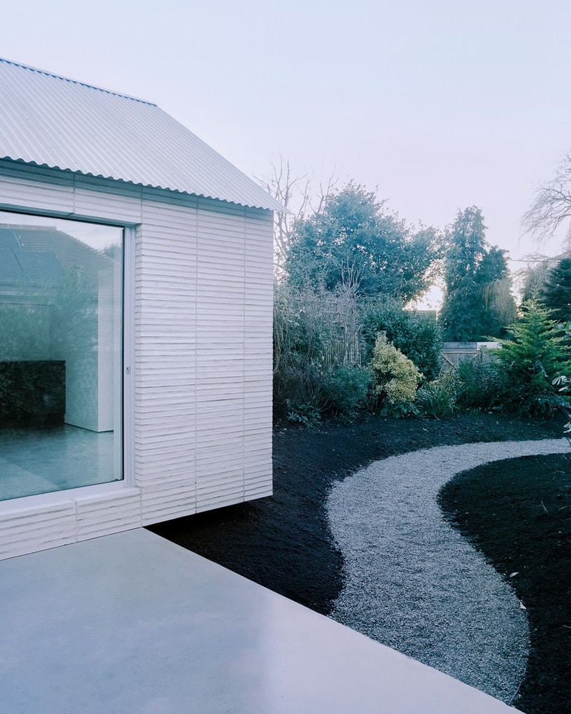 Projects: Over the Edge House. Location: Hythe, Kent, United Kingdom. Photographer: Simone Bossi