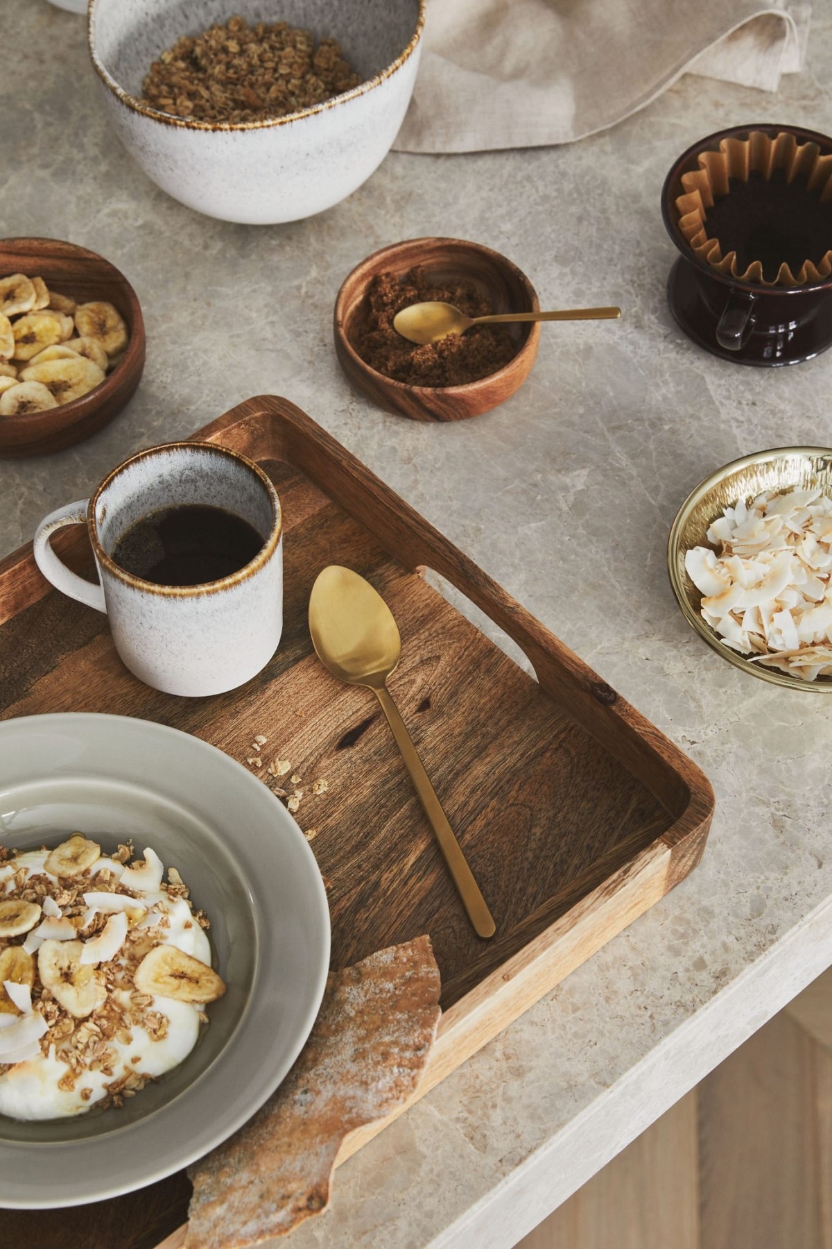   H&M 3-pack Serving bowls in mango wood / H&M Small, asymmetric bowl in glazed stoneware / Creative Director: Therese Sennerholt. Interior Stylist: Sundling Kicken. Photographer: Rich Stapleton