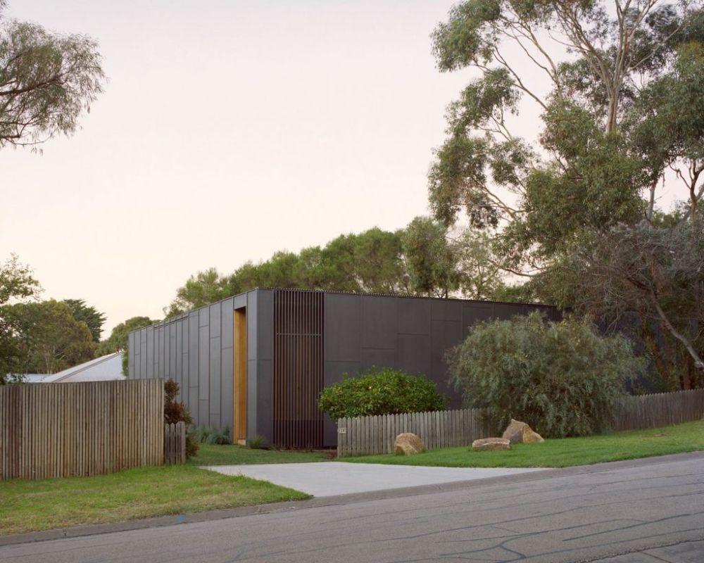 Project: Corner House. Architects: Archier. Landscape Architects: Openwork. Photographer: Rory Gardiner. Location: Flinders, Mornington Peninsula, Victoria, Australia