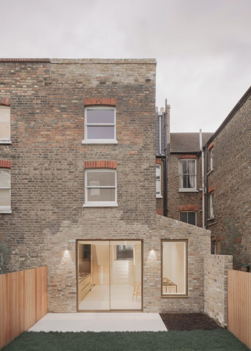 A Terrace House in London renovated by Oliver Leech Architects ...